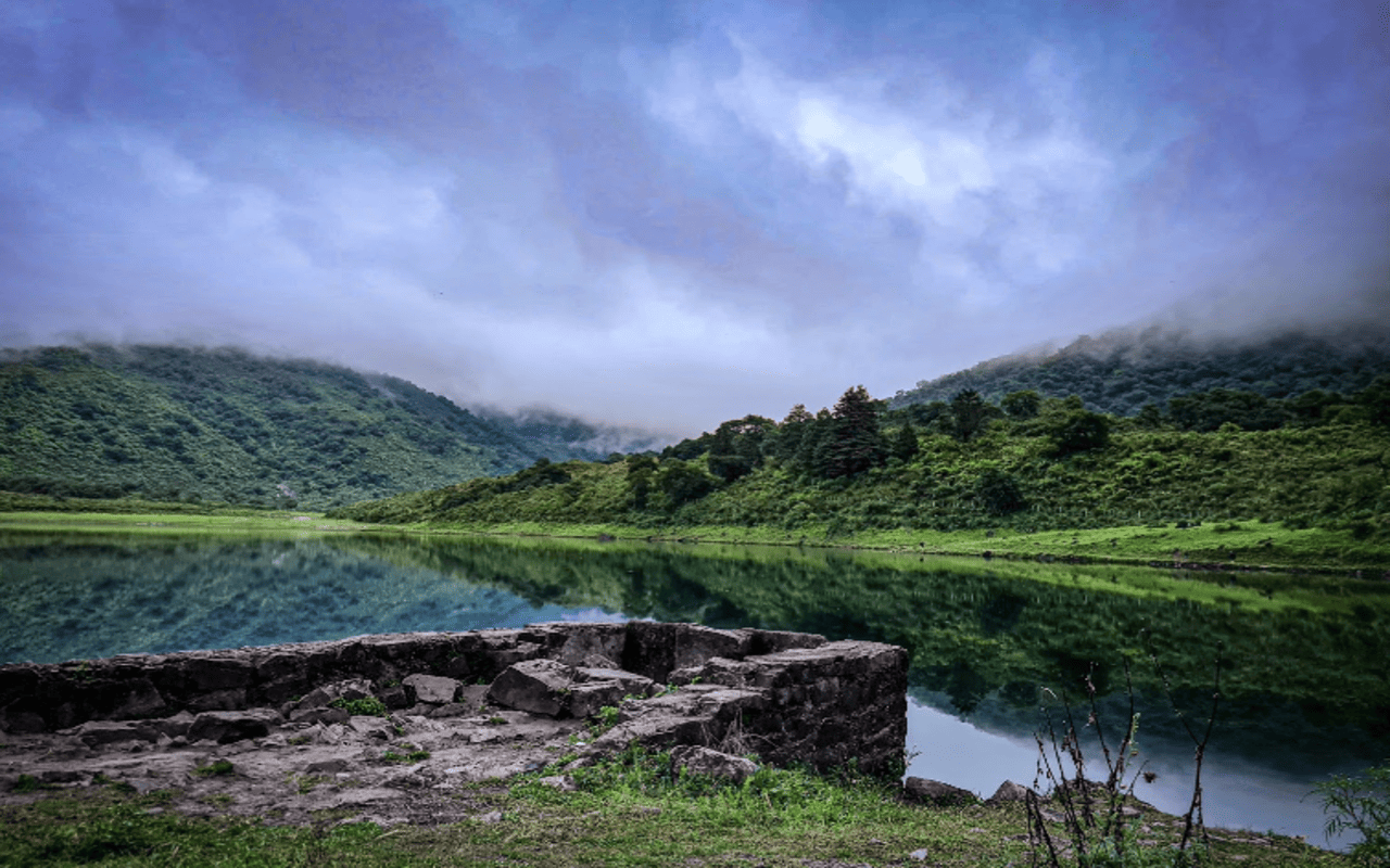 Termas de Reyes con Laguna de Yala